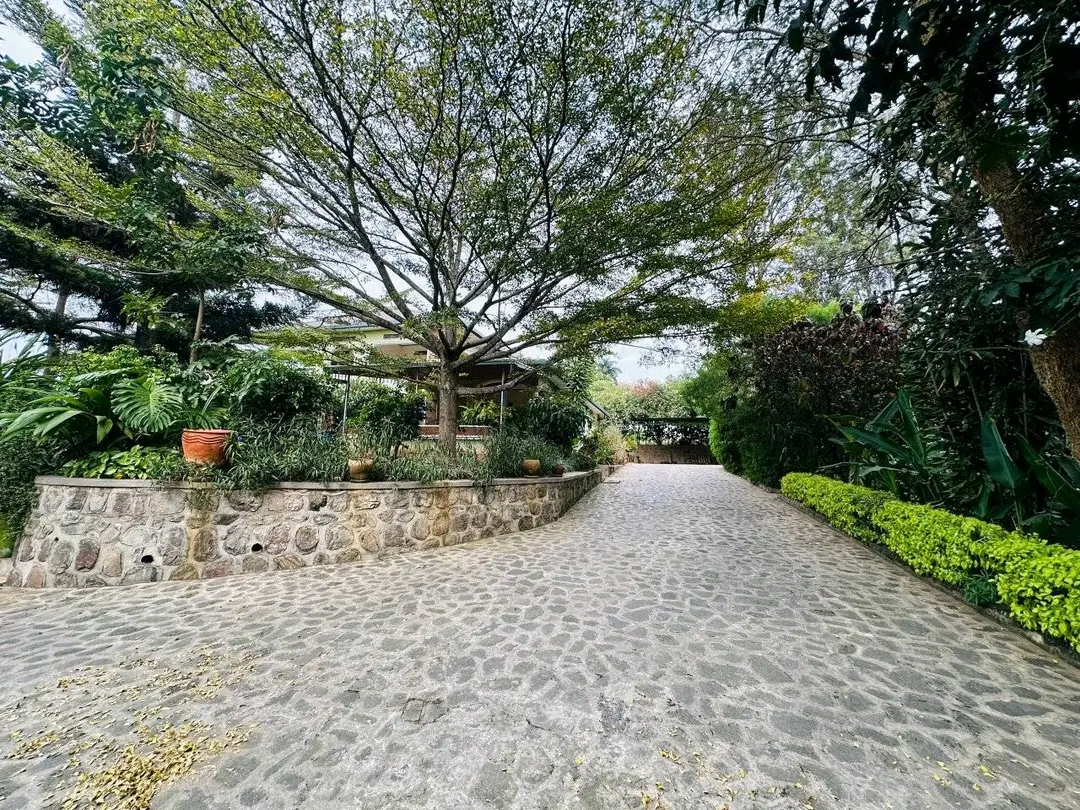 Nyarutarama unfurnished villa for rent