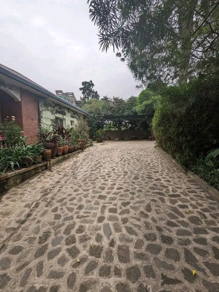 Nyarutarama unfurnished villa for rent