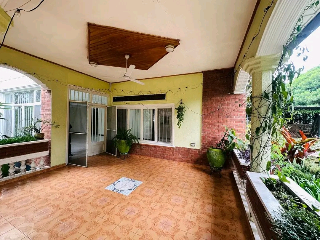 Nyarutarama unfurnished villa for rent