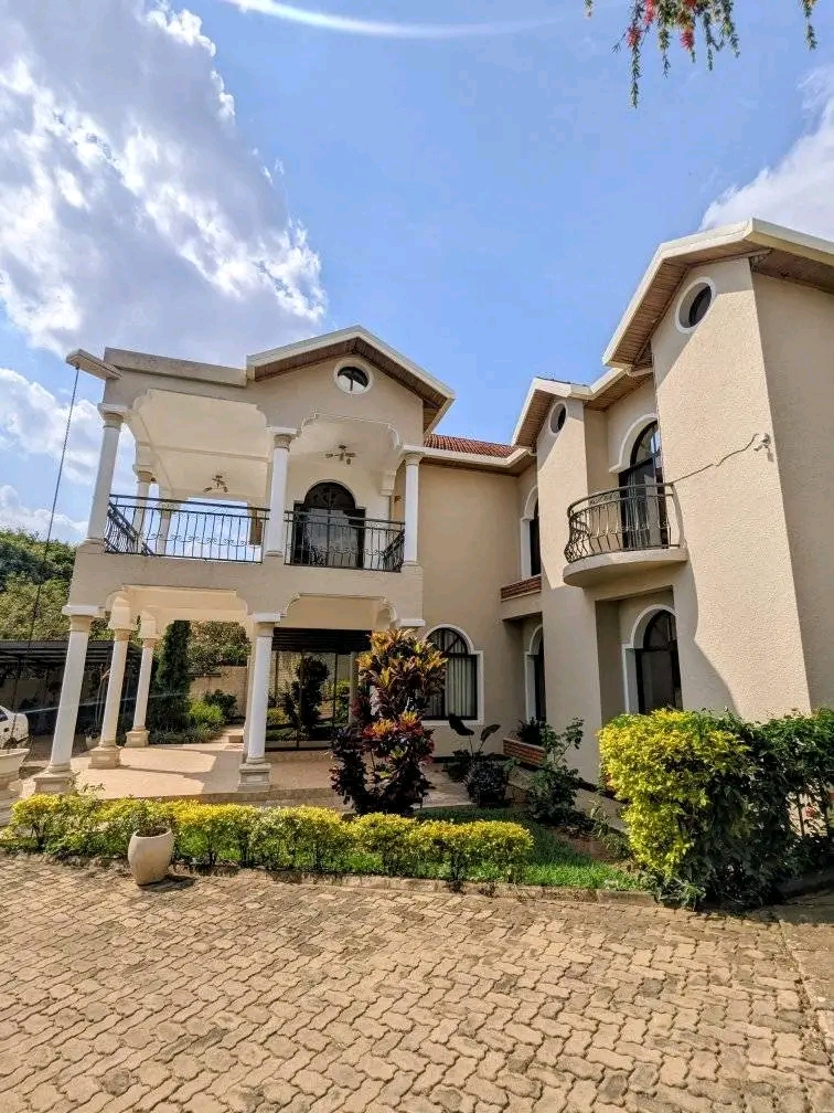 Nyarutarama beautiful unfurnished house for rent