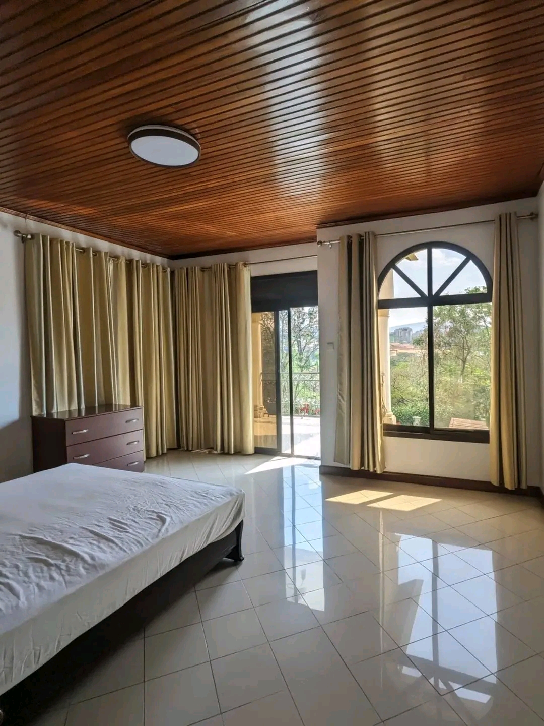 Nyarutarama beautiful unfurnished house for rent