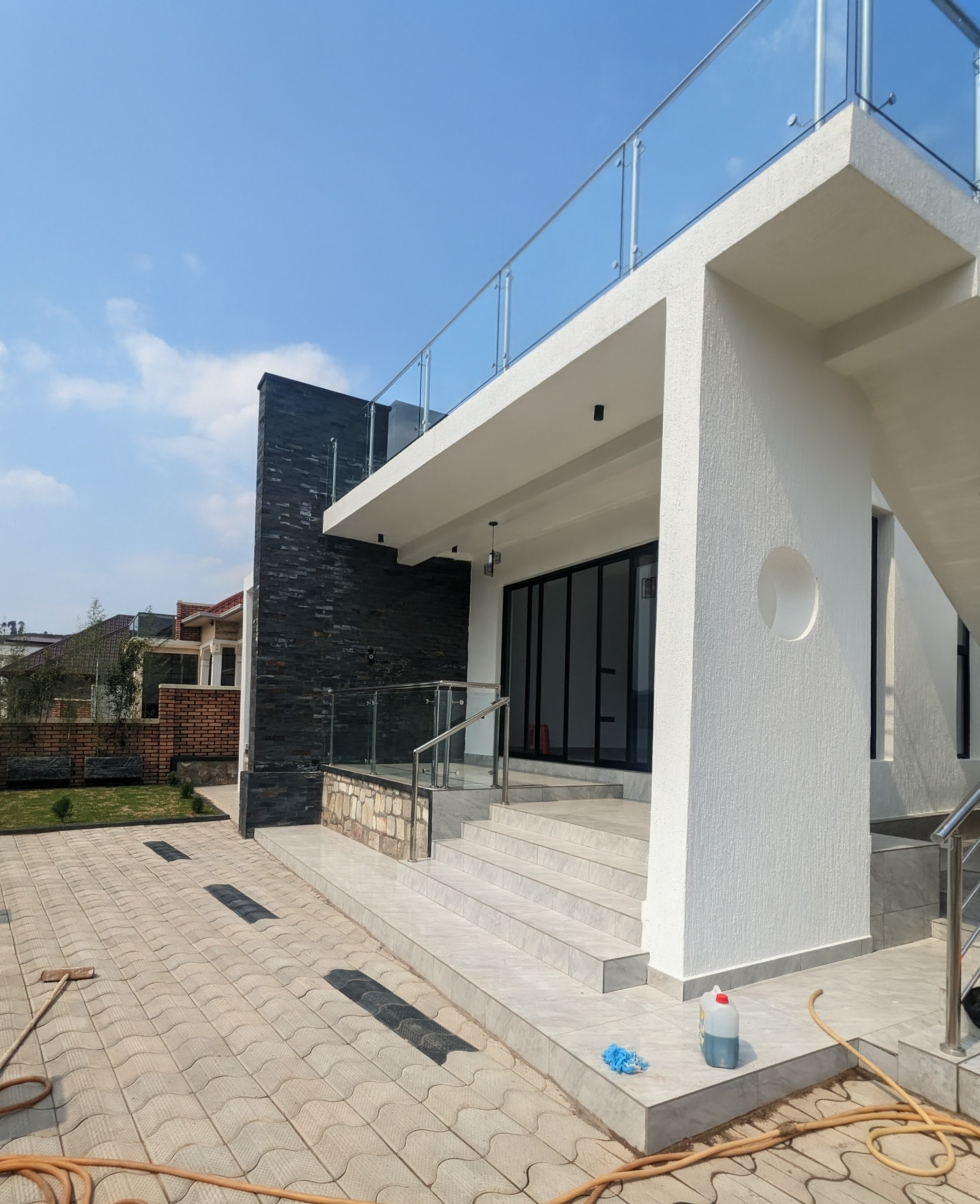 Modern house for rent in good neighborhood