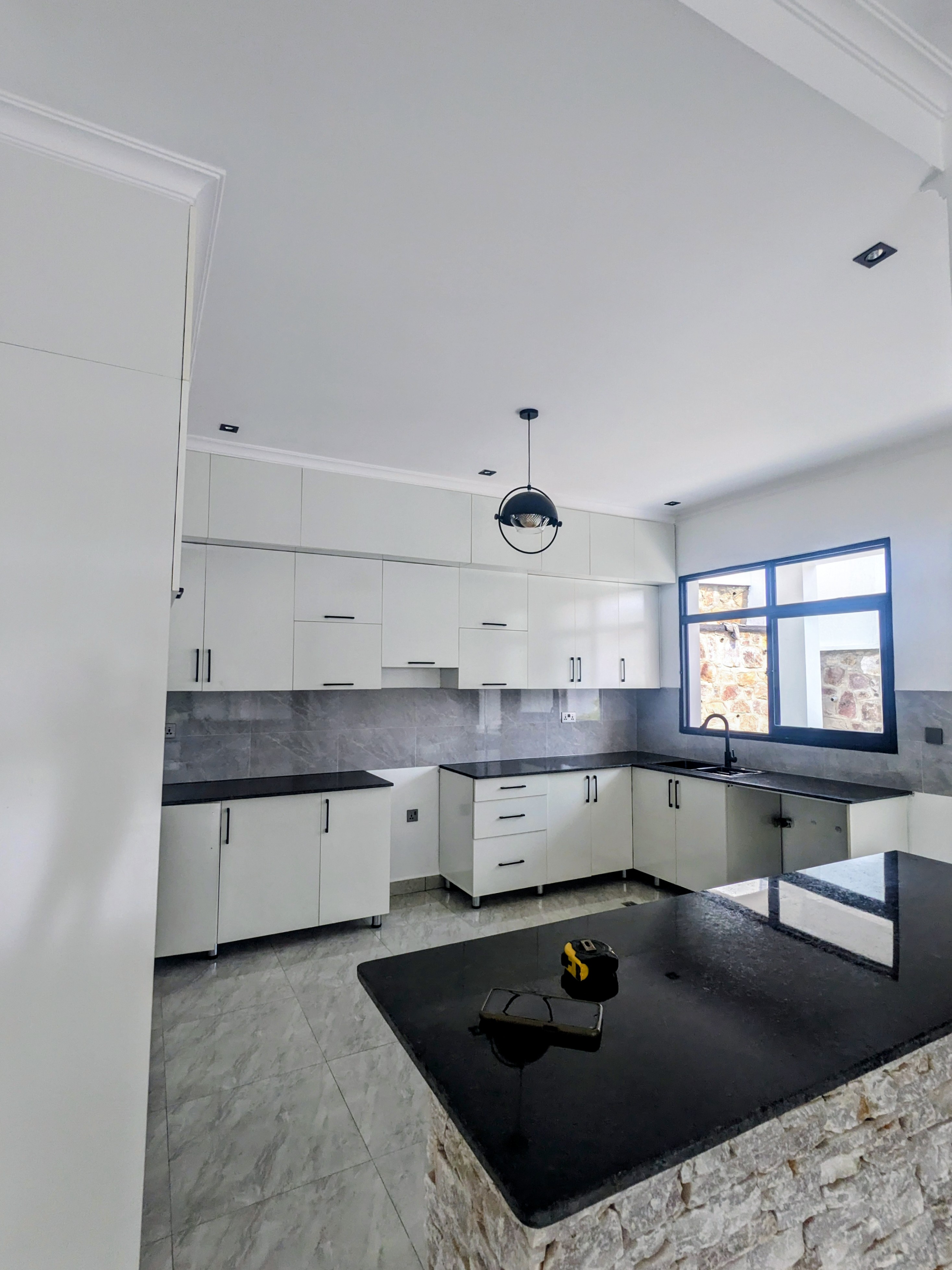 Modern house for rent in good neighborhood