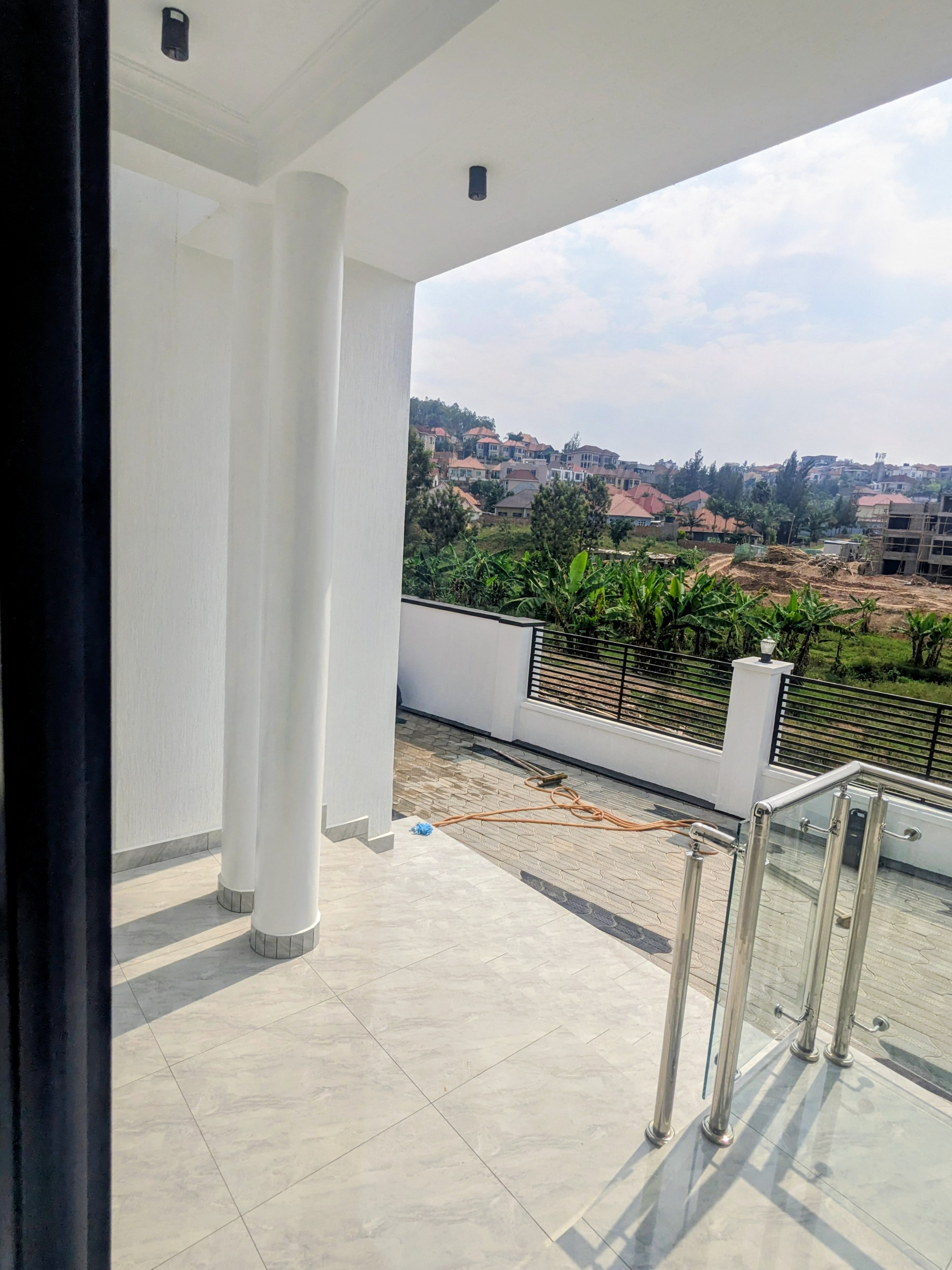 Modern house for rent in good neighborhood