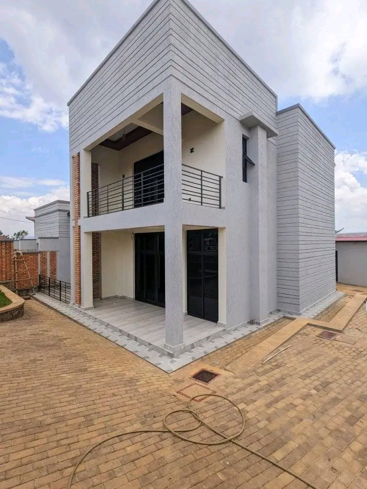 Nice unfurnished house for rent in good neighborhood