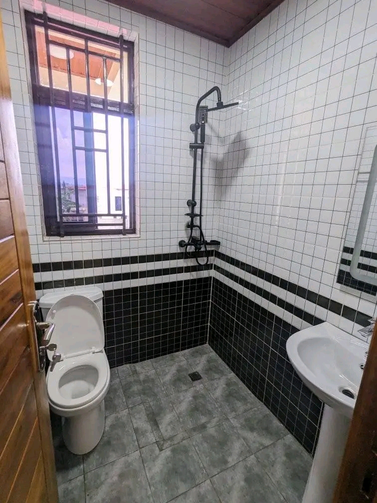 Nice unfurnished house for rent in good neighborhood