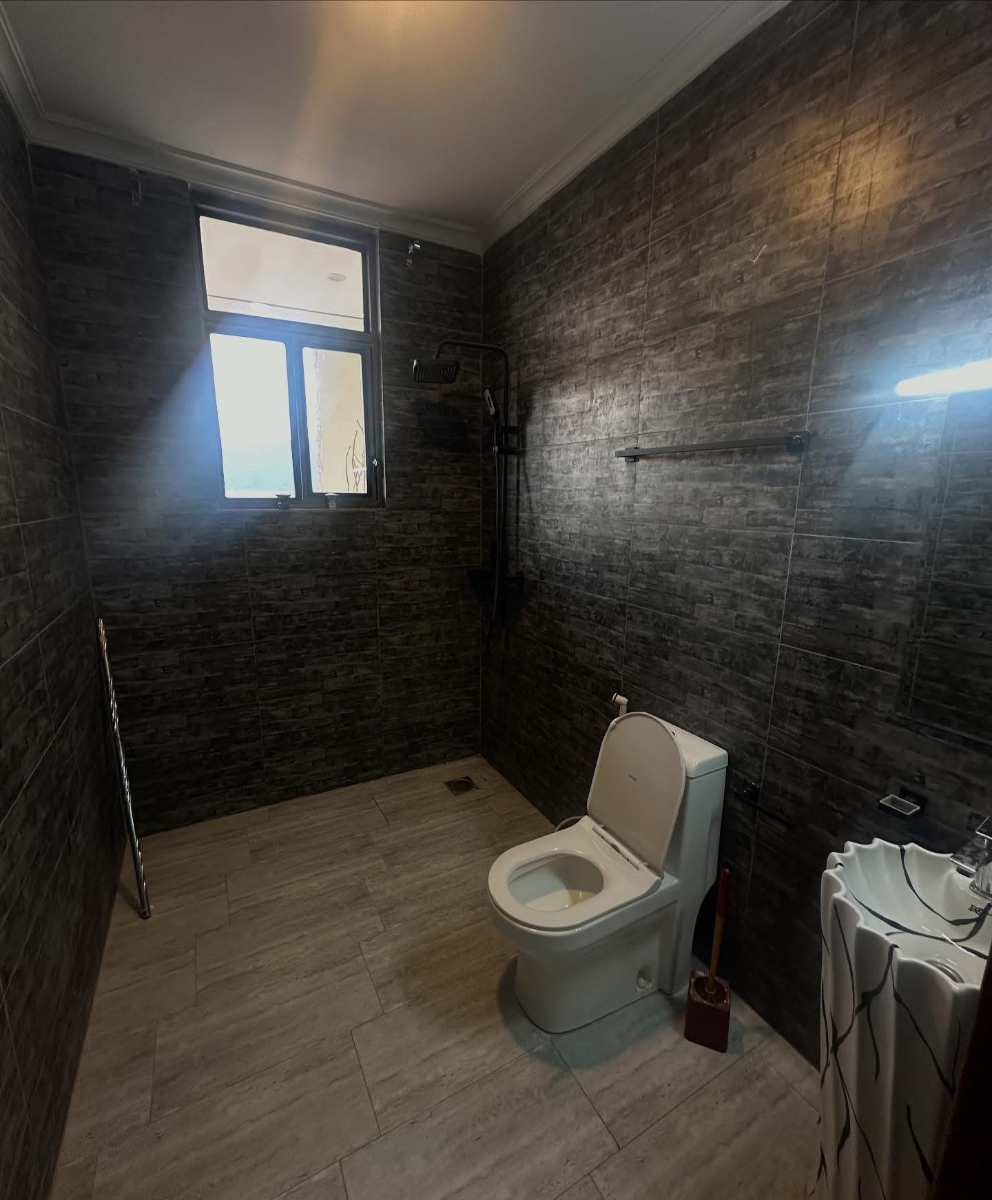 Nice unfurnished house for rent in good neighborhood