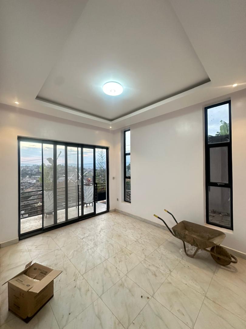 Nice unfurnished house for rent in good neighborhood
