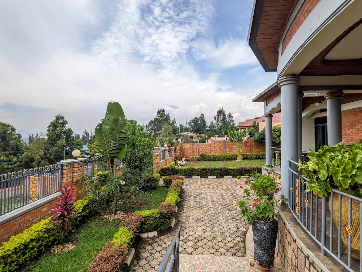 Beautiful house for rent in good neighborhood