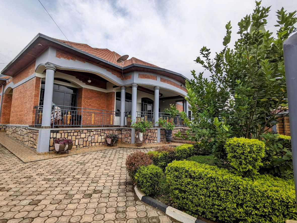 Nice full furnished house for rent in good neighborhood