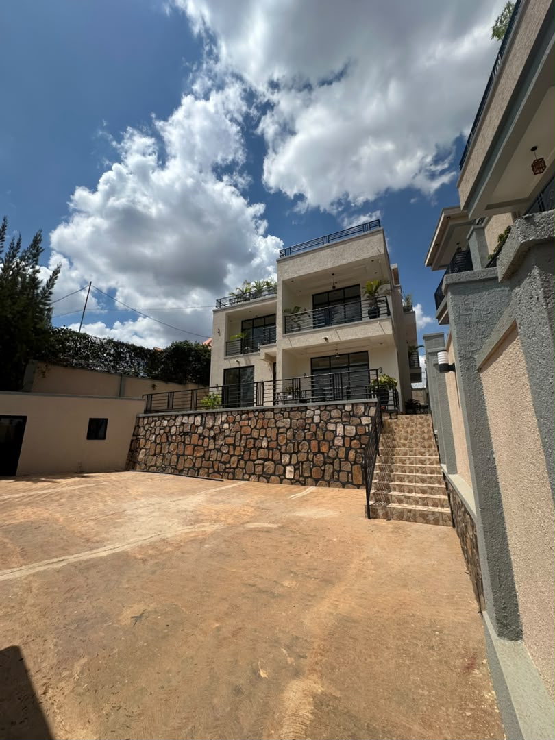 Nice unfurnished house for rent in good neighborhood