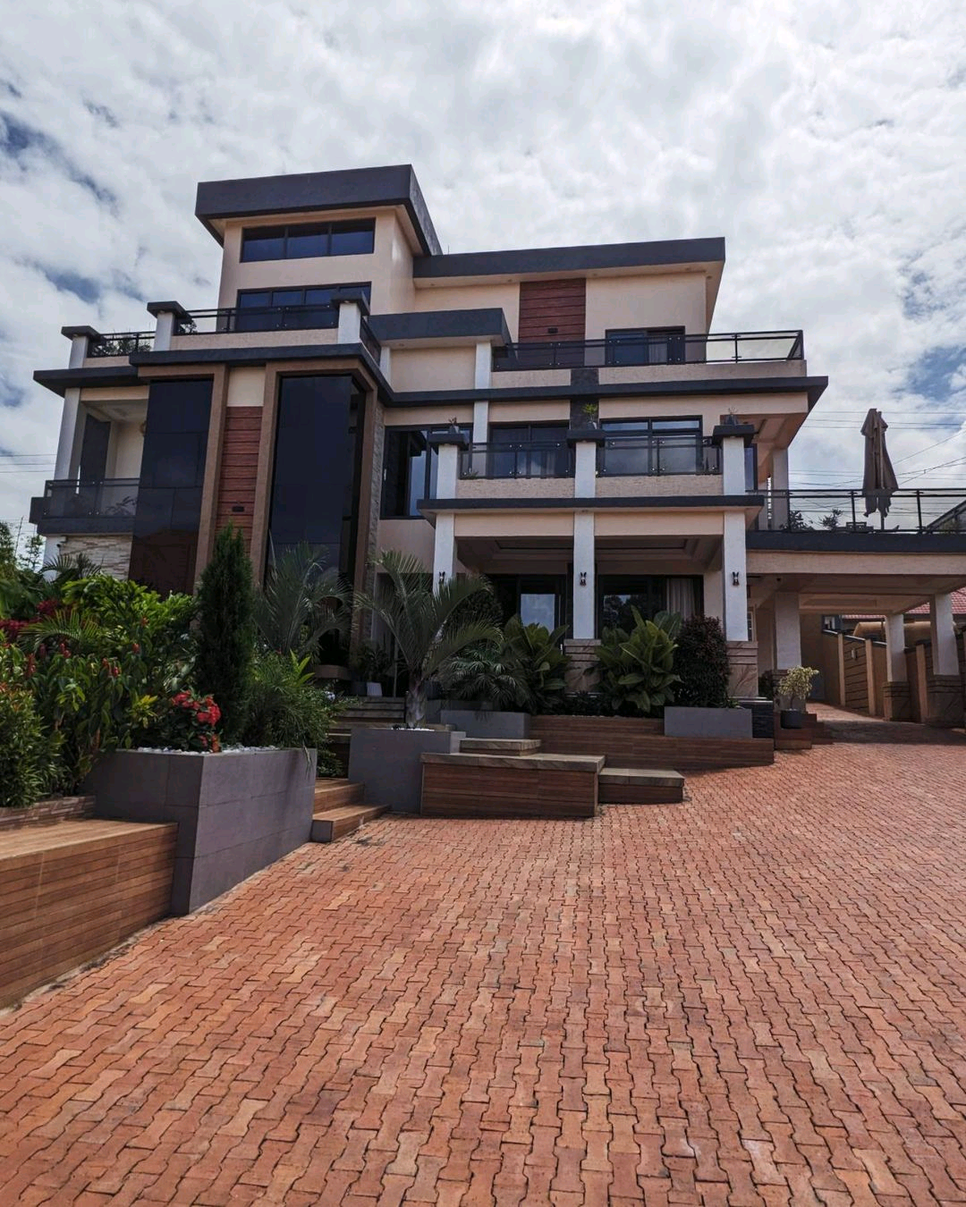 Nice luxury house for rent in good neighborhood.