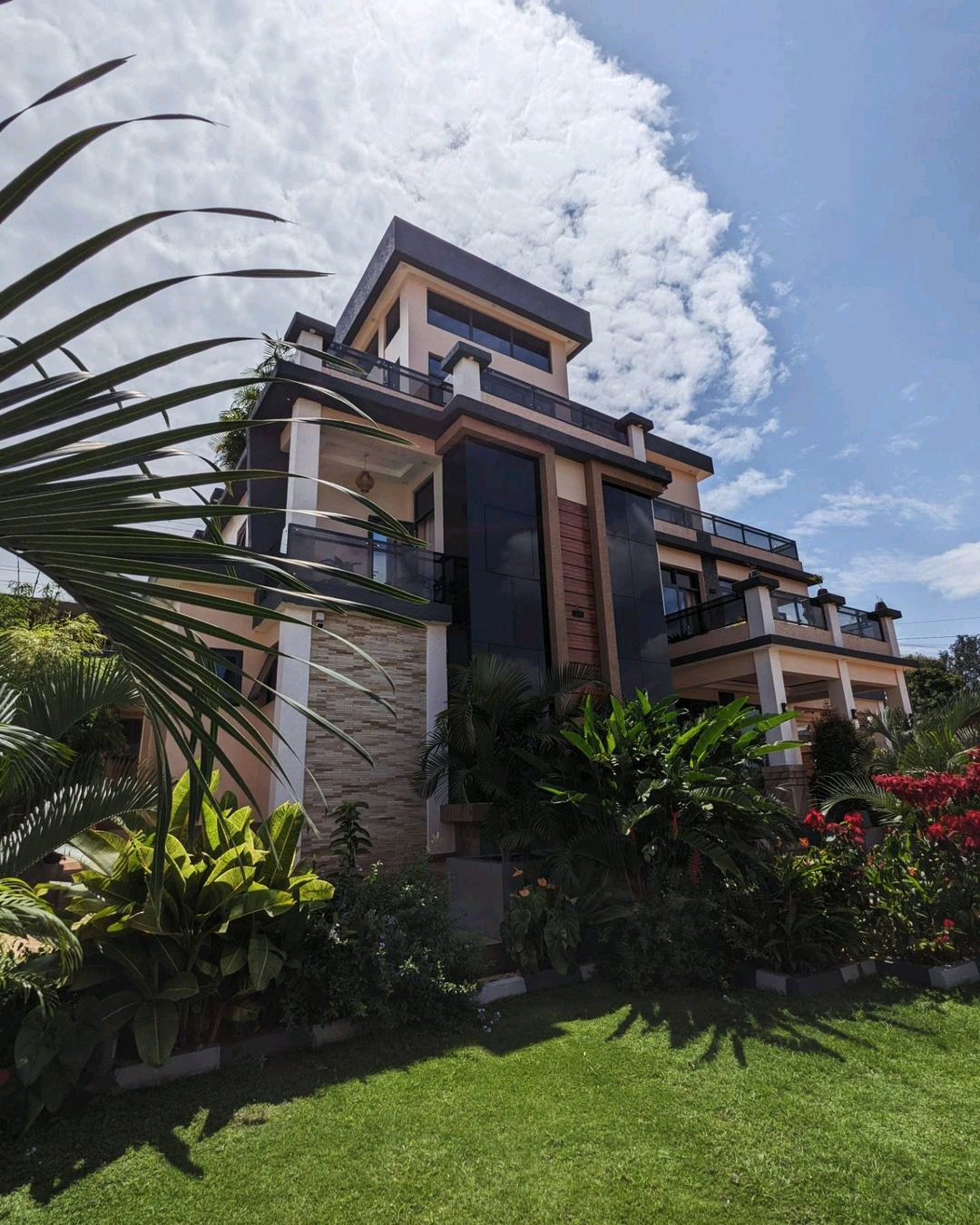 Nice luxury house for rent in good neighborhood. - Image 2